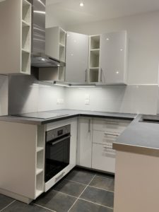 Installation de cuisine américaine réalisée par la société Carobois - angle de vue intérieur - cuisinière